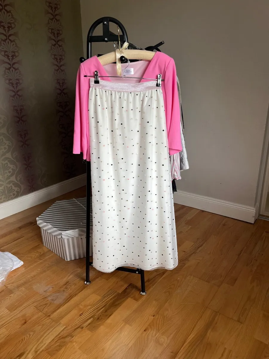 Marion Murphy Cooney 2 piece with matching hat - Image 1
