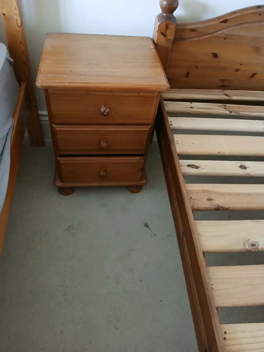 Single bed & Locker - Image 2