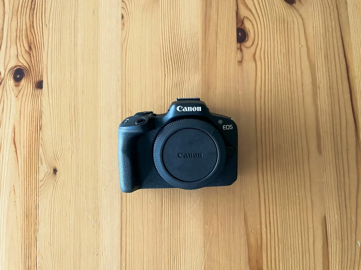 Canon EOS R50 with lens and bag - Image 2