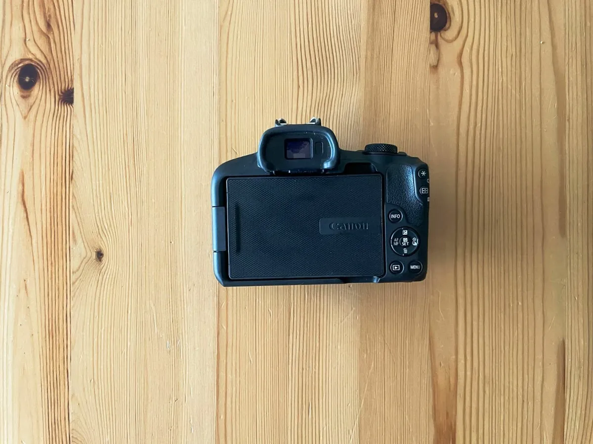 Canon EOS R50 with lens and bag - Image 3