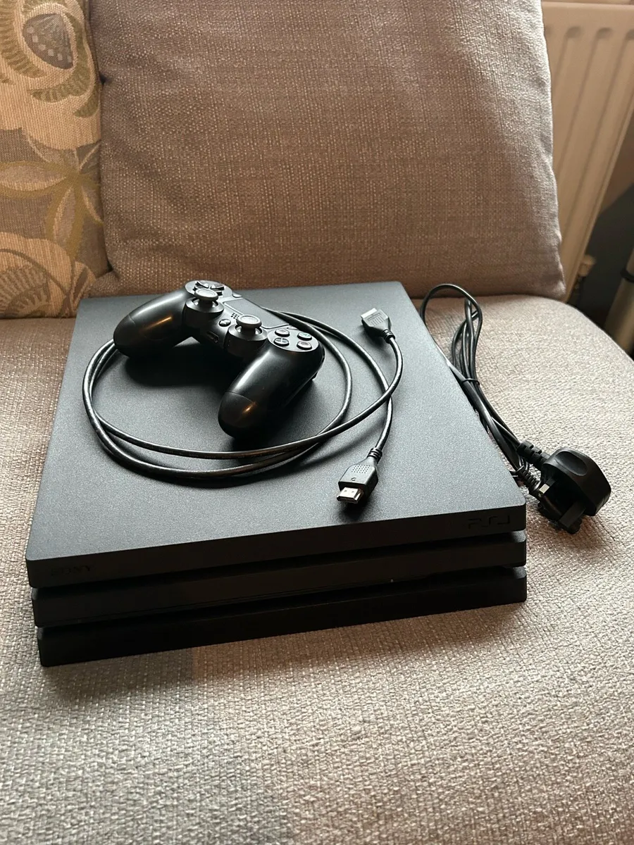 PS4 pro 1TB black - Image 1