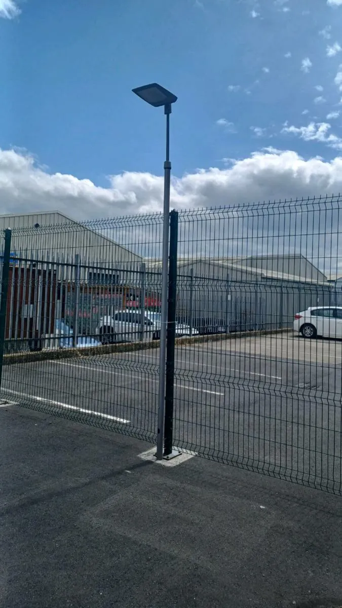 Flood lights and poles - Image 3