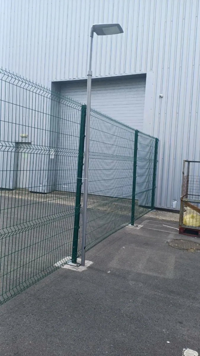 Flood lights and poles - Image 4