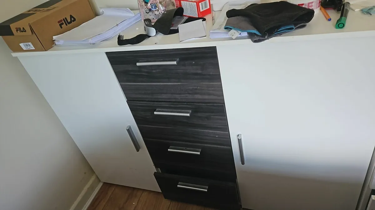 Chest of drawers