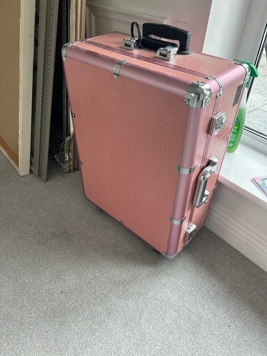 Makeup case and chair - Image 1