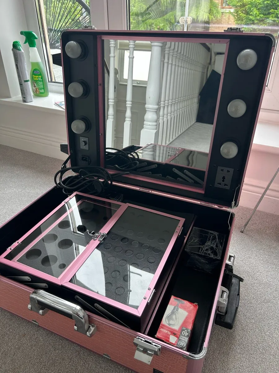Makeup case and chair - Image 3