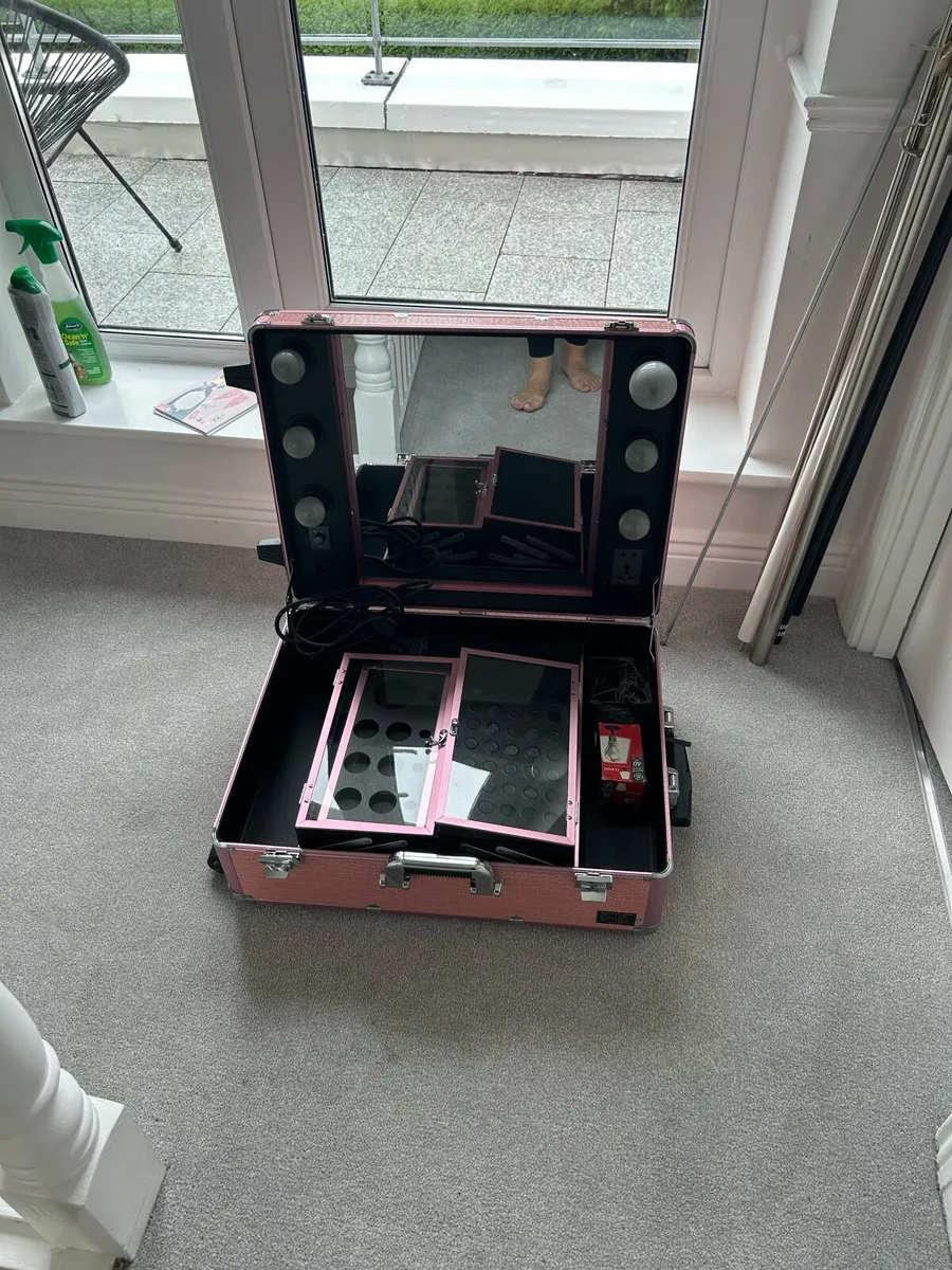 Makeup case and chair - Image 4