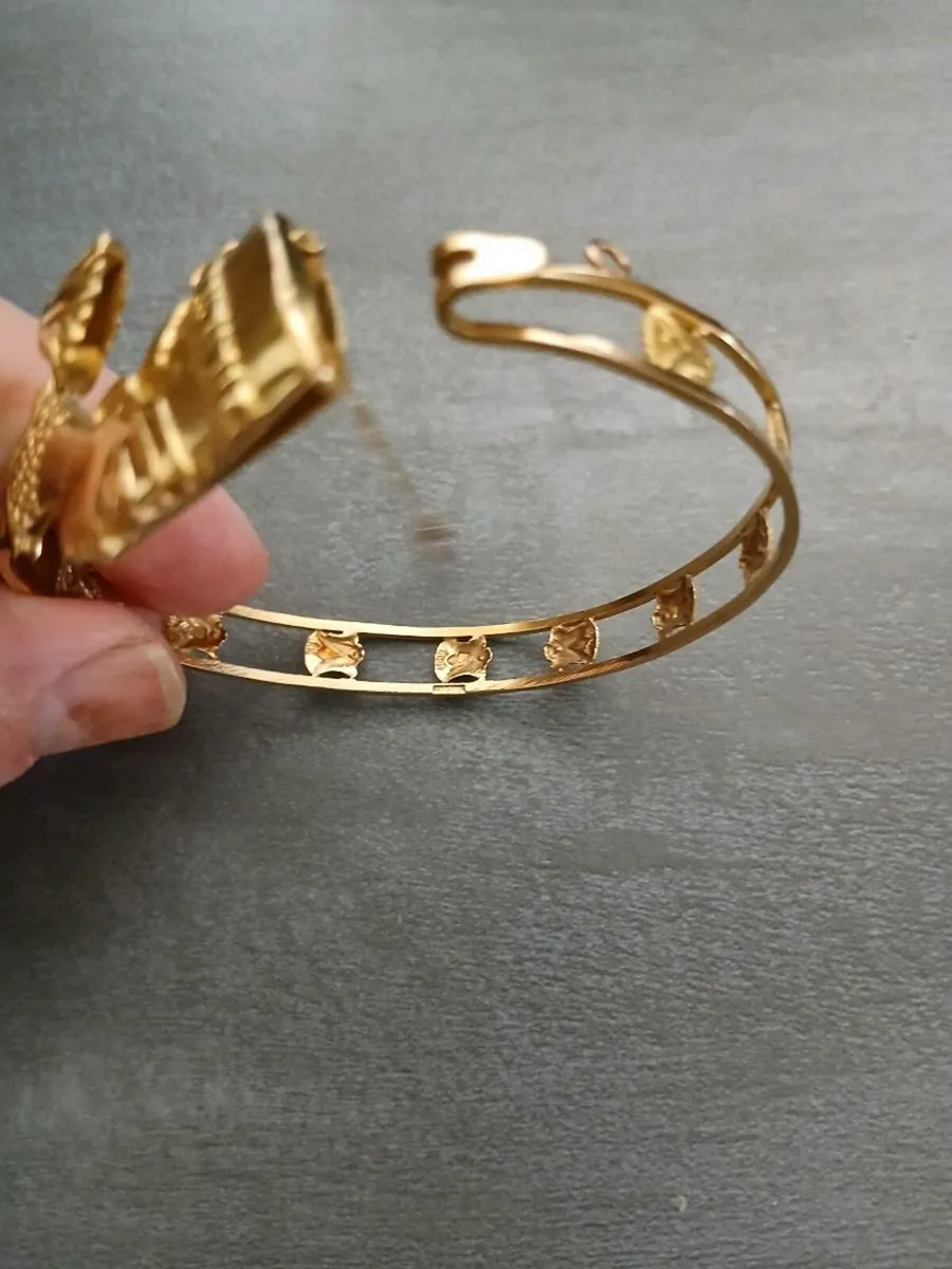 18 CARAT EGYPTIAN GOLD NEFFERTITTI  BRACELET - Image 2