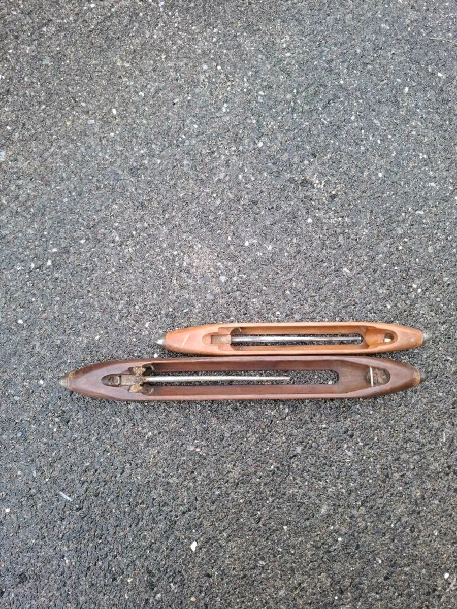 2 looms shuttles possible to post