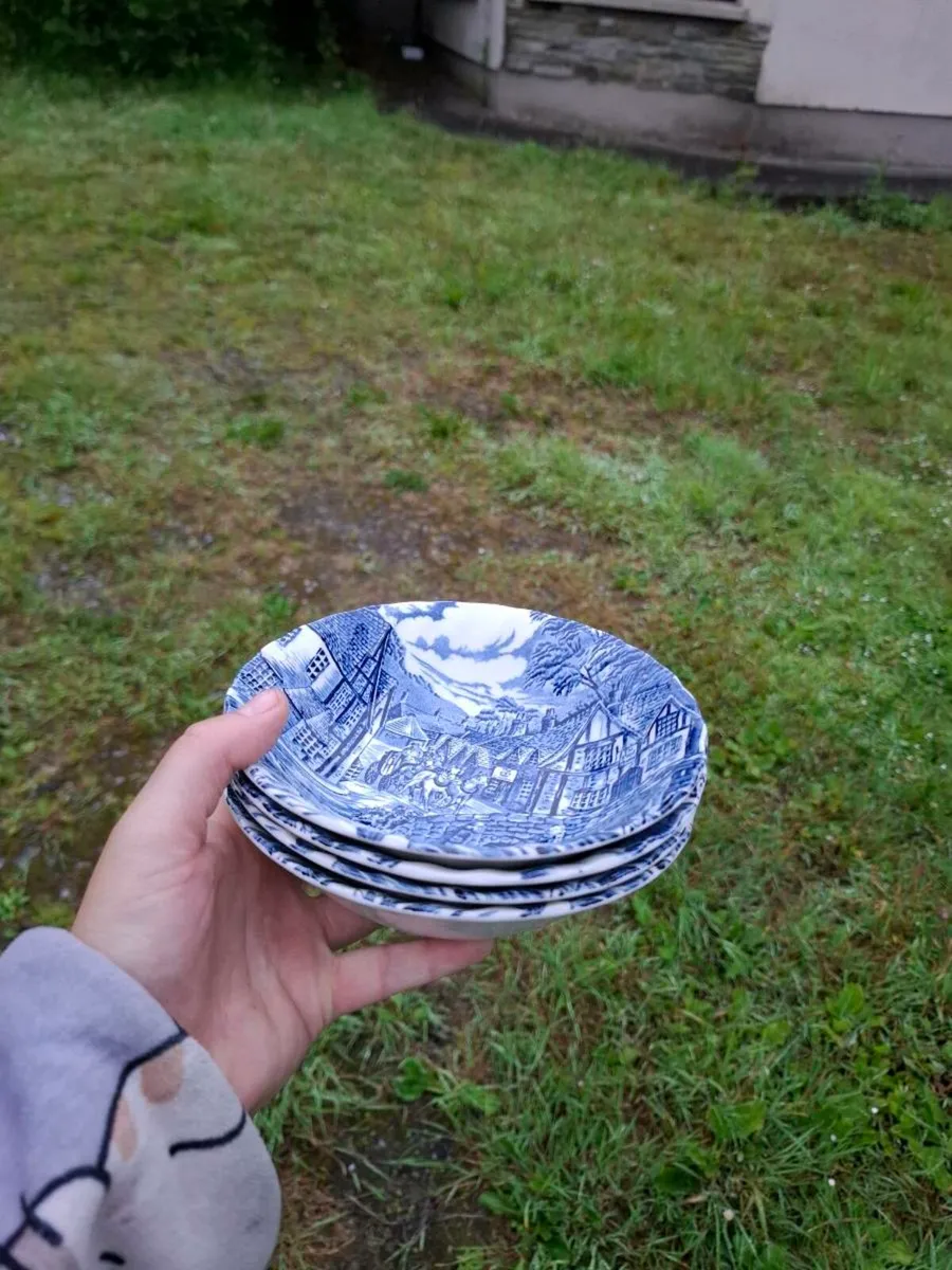 Lot of 4 blue bowls possible to post - Image 1