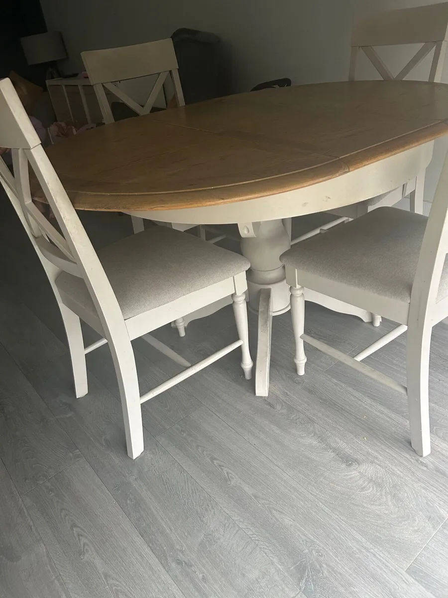 Kitchen table and chairs - Image 1