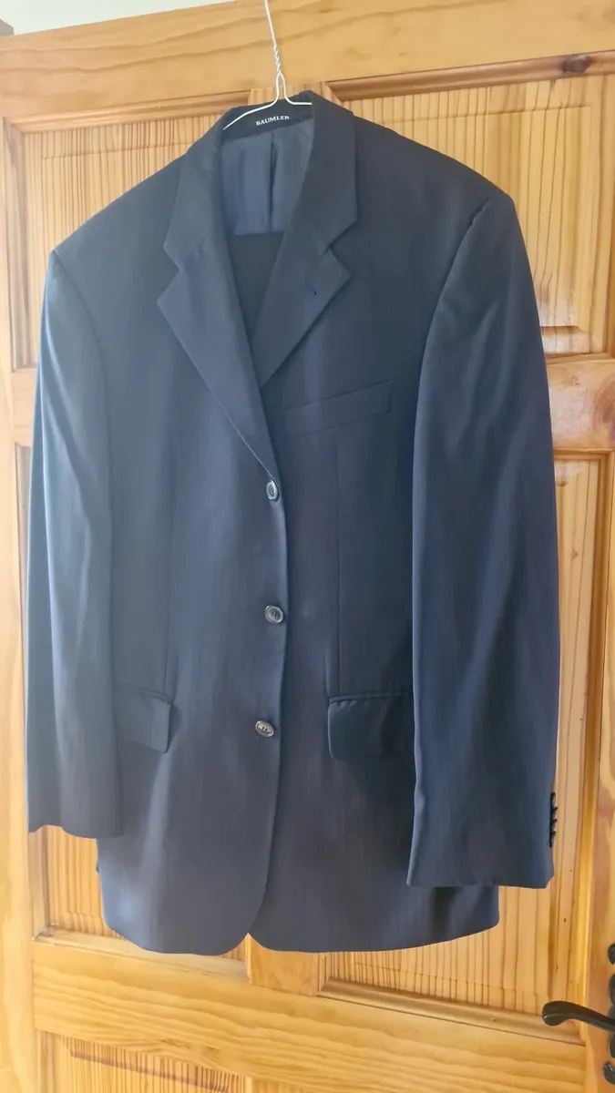 Man's suit - Image 1