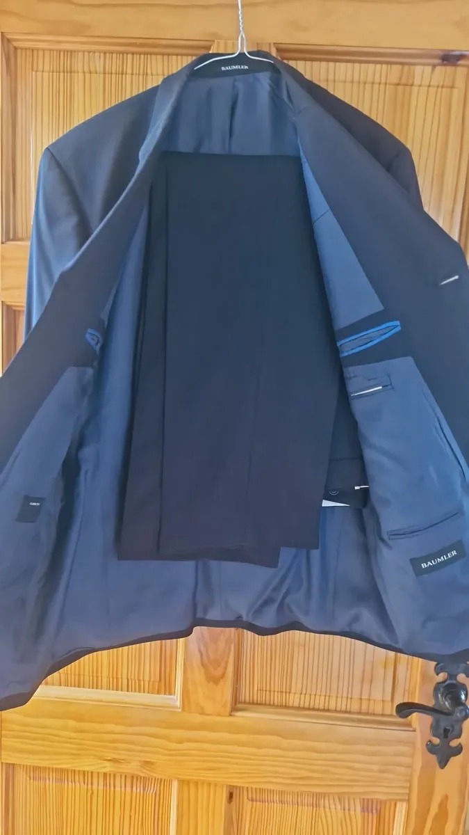 Man's suit - Image 2