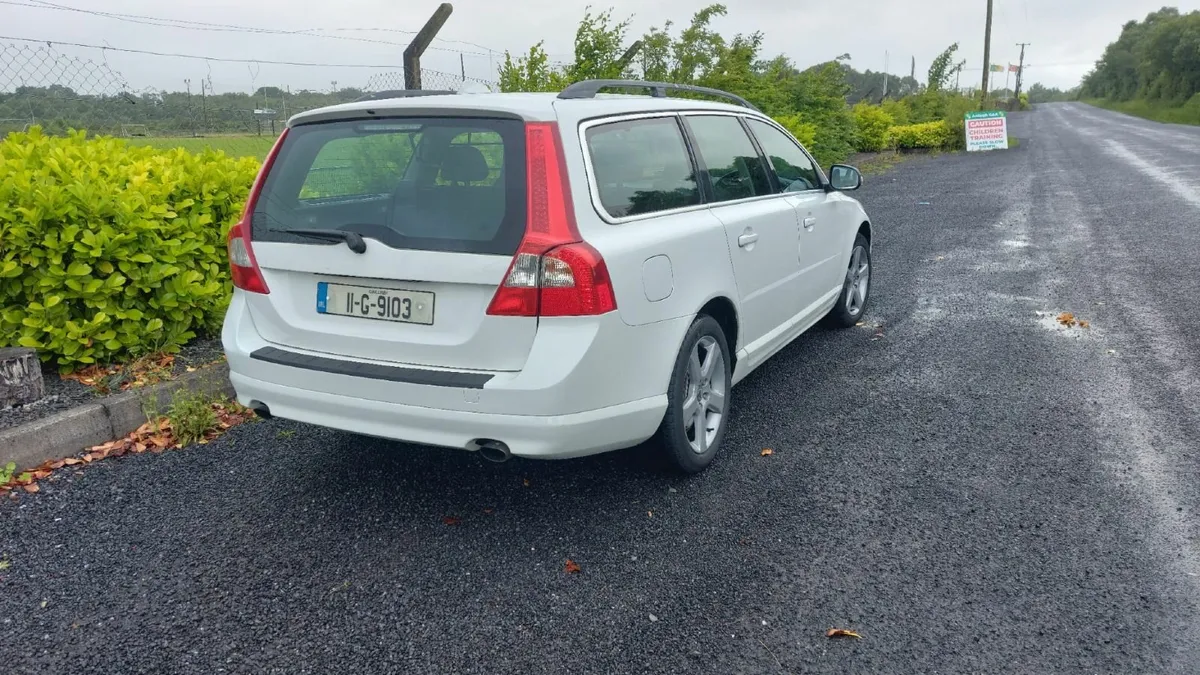 Volvo V70 2011 - Image 2