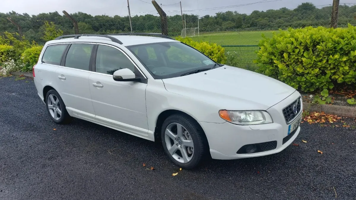 Volvo V70 2011 - Image 1