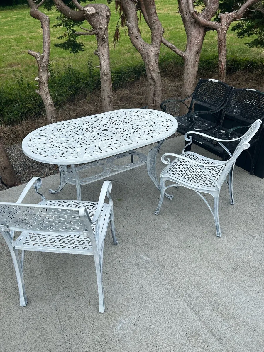 Garden table - Image 1