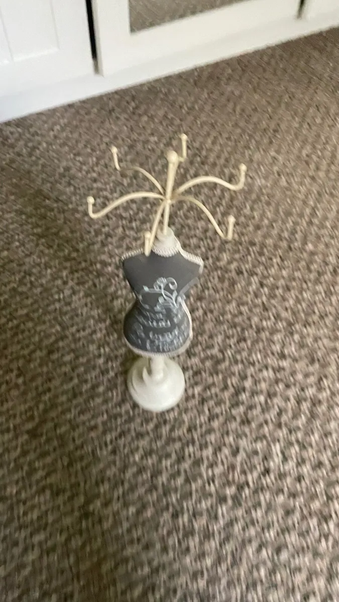 Necklace stand - Image 1