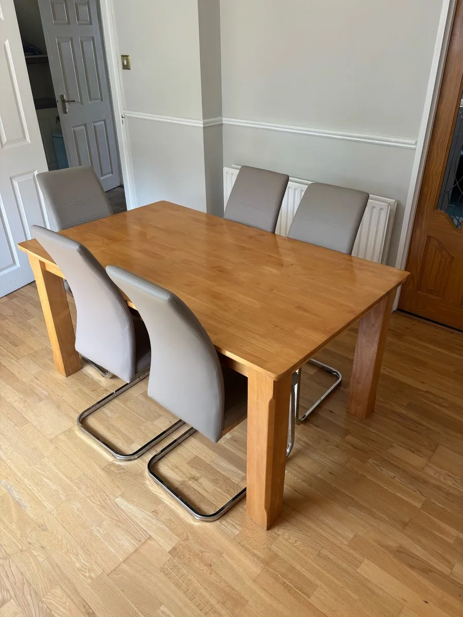 Table and chairs - Image 1