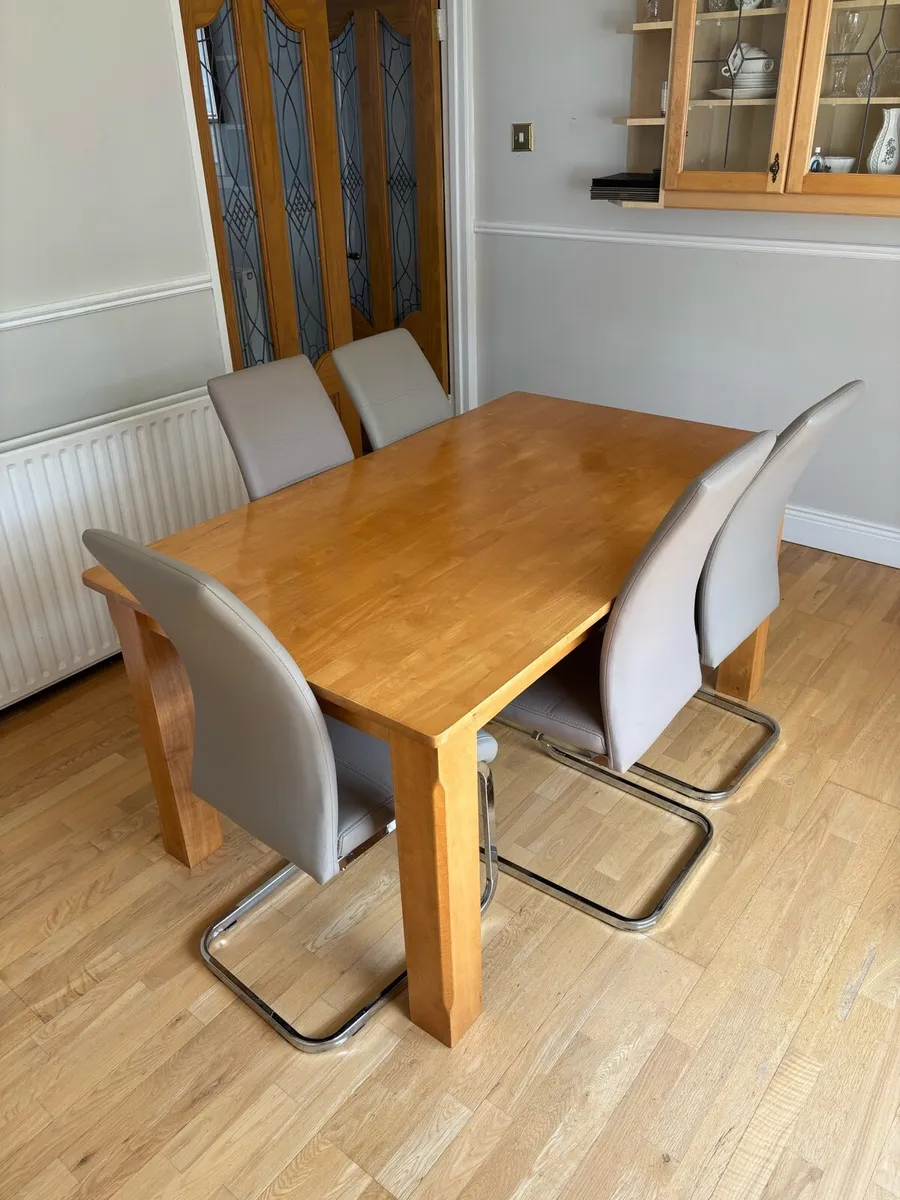 Table and chairs - Image 2