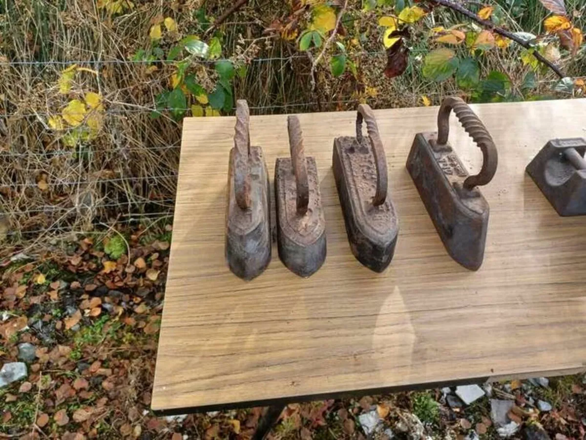 4 Antique clothes irons - Image 1