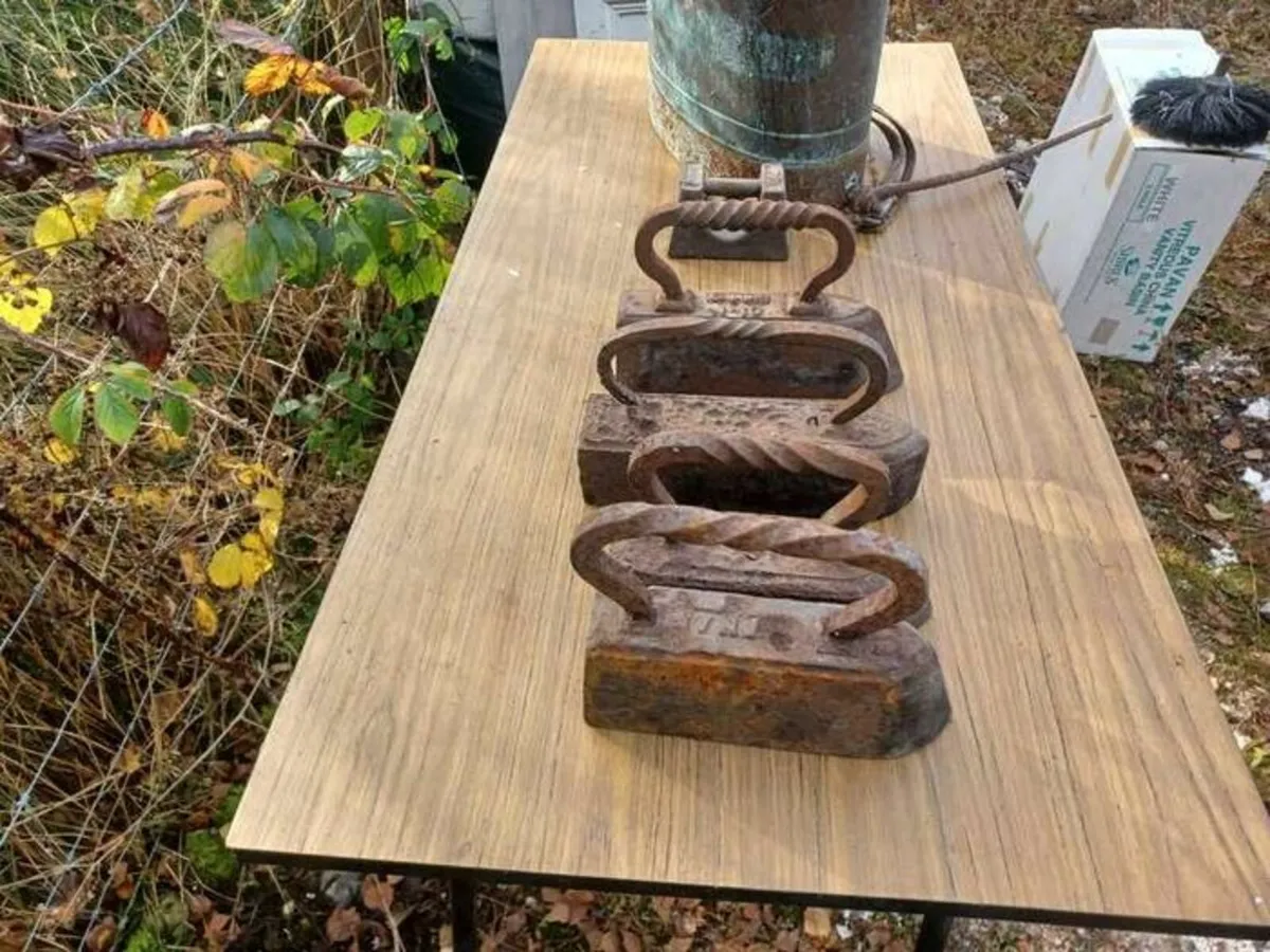 4 Antique clothes irons - Image 2