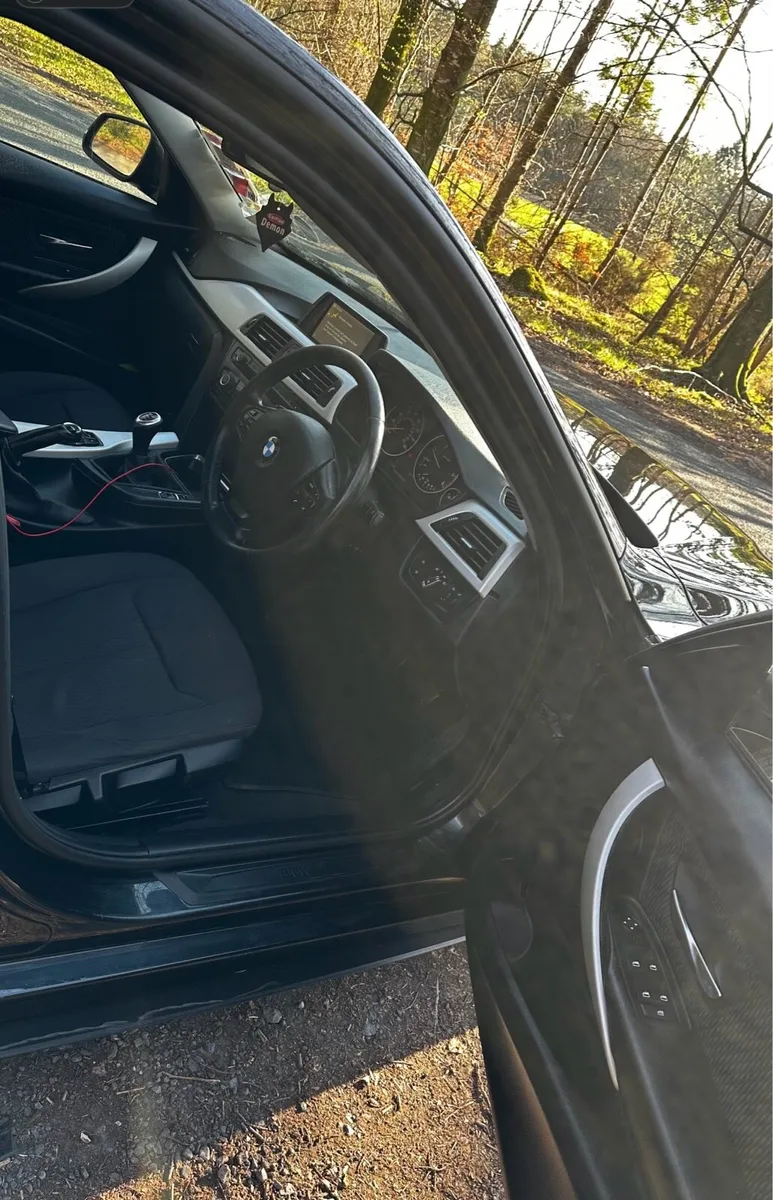 BMW 320d Exclusive - Image 2