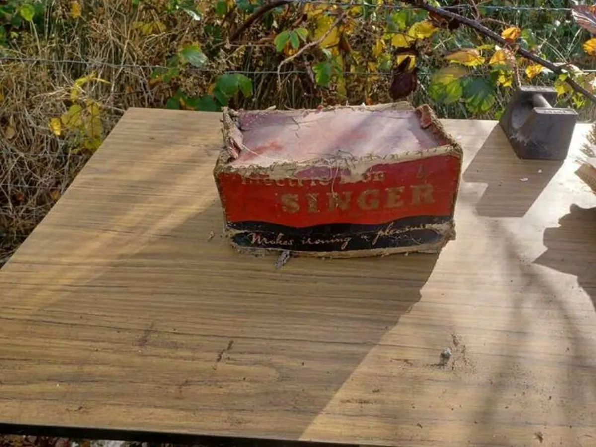Vintage Singer iron with box - Image 2