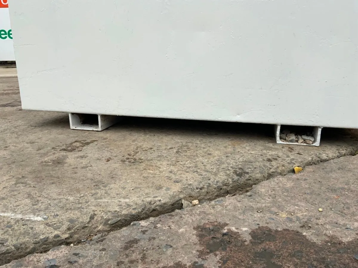 STATIC FUEL STORAGE / DELIVERY BOWSER.......573. - Image 2