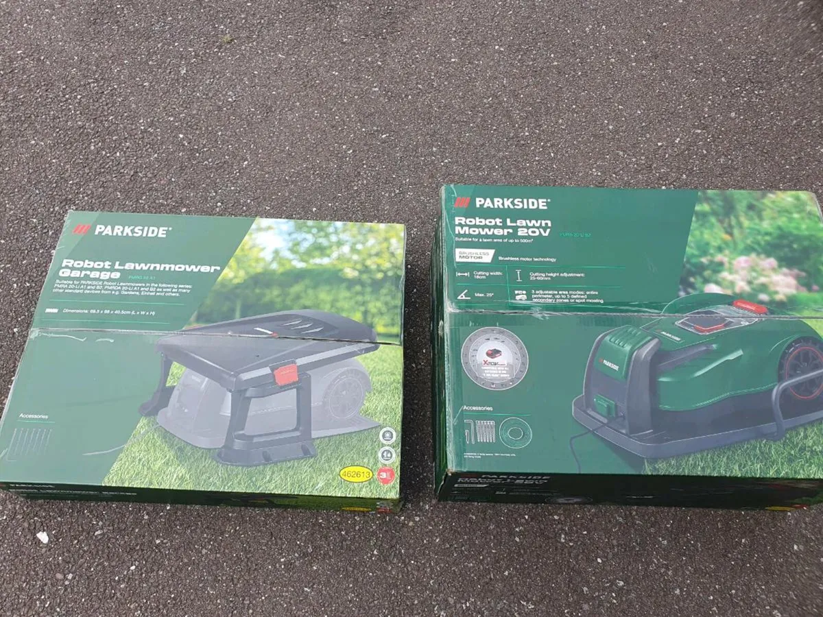 Pakside robot lawnmower garage