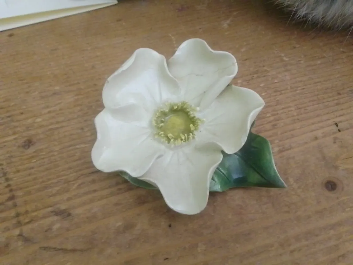 VINTAGE MARTHA NEUMANN DESIGNER HELLEBORES BROOCH - Image 1