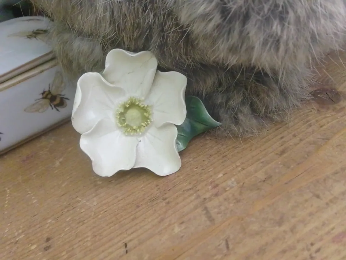 VINTAGE MARTHA NEUMANN DESIGNER HELLEBORES BROOCH - Image 2