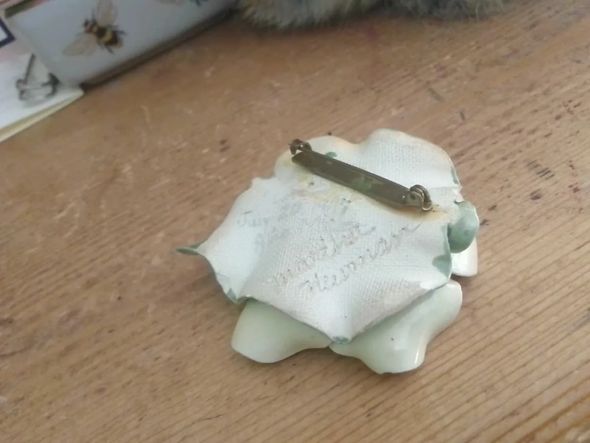 VINTAGE MARTHA NEUMANN DESIGNER HELLEBORES BROOCH - Image 3