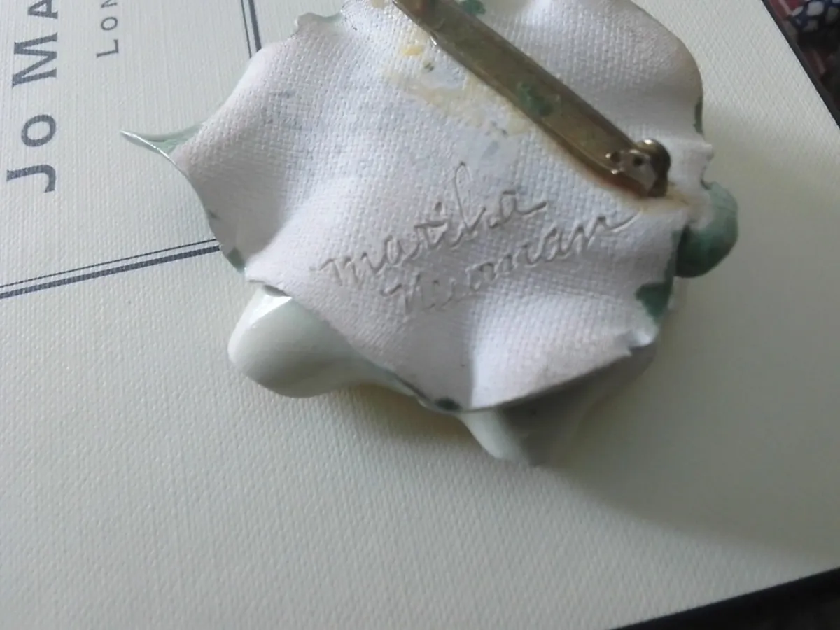 VINTAGE MARTHA NEUMANN DESIGNER HELLEBORES BROOCH - Image 4