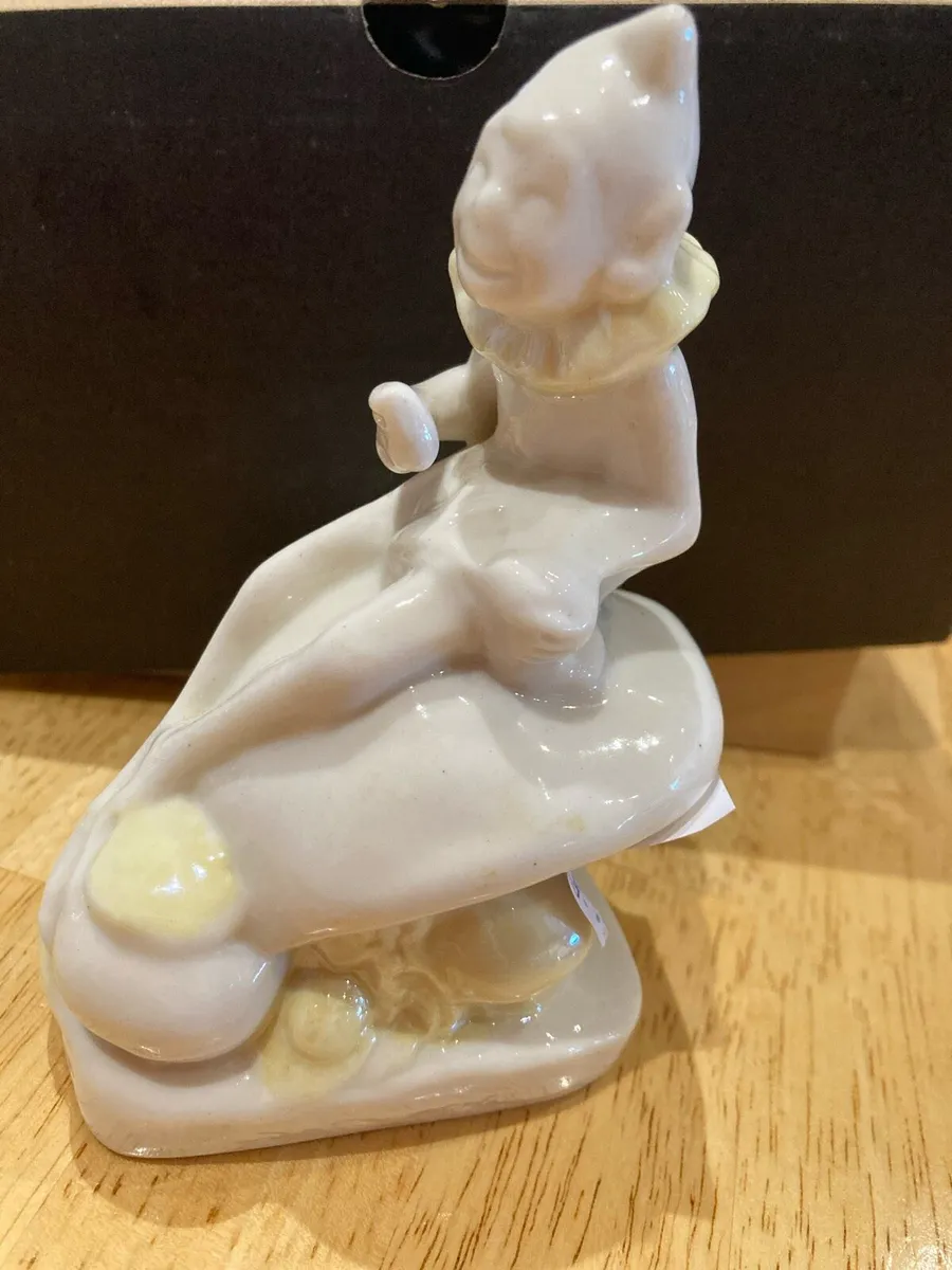 Balleek china gnome on toadstool - Image 1