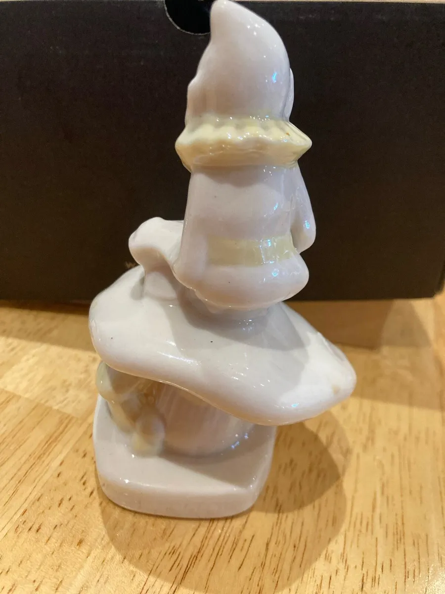 Balleek china gnome on toadstool - Image 4