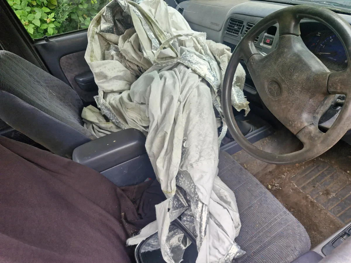 Toyota hilux 2003 breaking for parts - Image 3