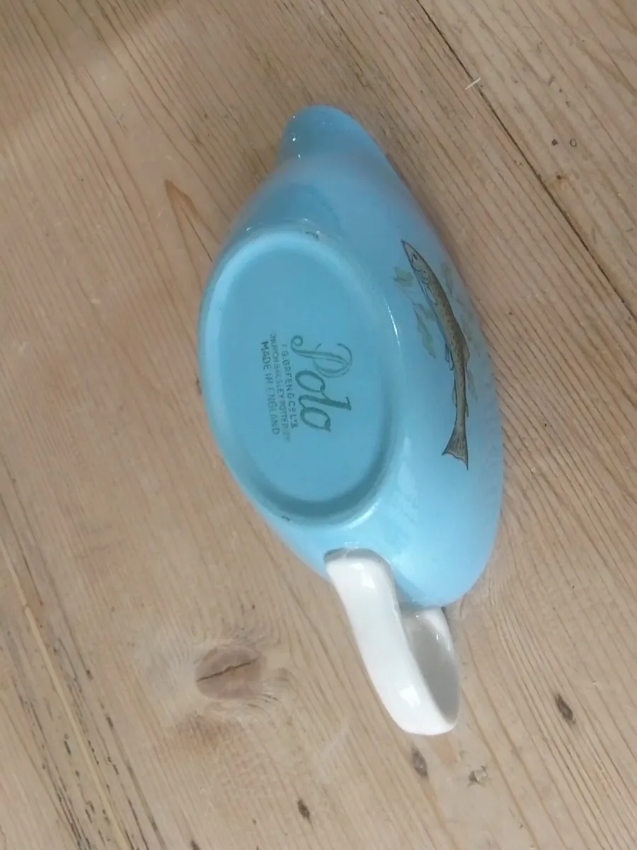 VICTORIAN BLUE CHINA  FISH DESIGN GRAVY BOAT - Image 4