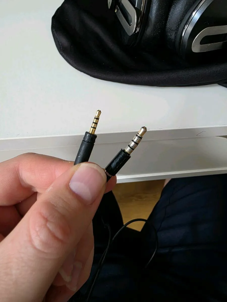 Sennheiser Momentum Headphones - Image 3