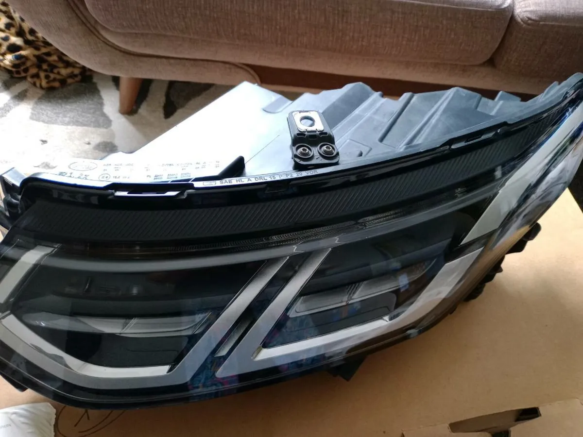 Land Rover Discovery Sport LHS Headlamp - Image 1