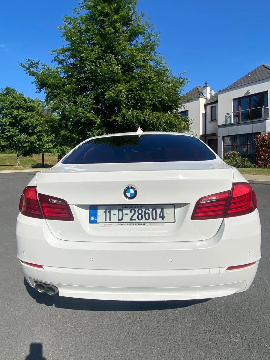BMW 5-Series 2011 - Image 2