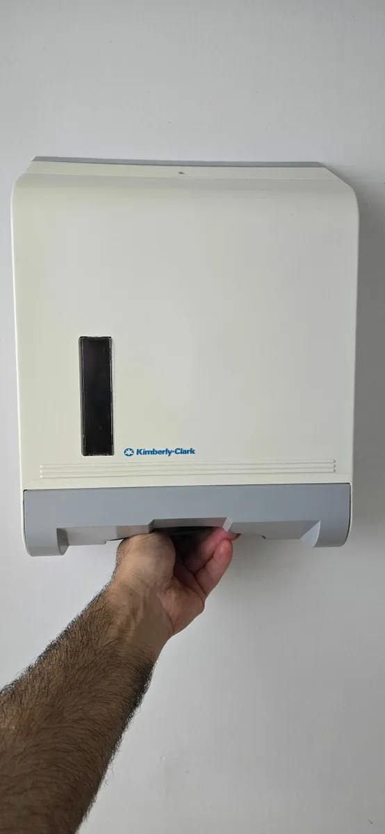 Hand towel dispenser