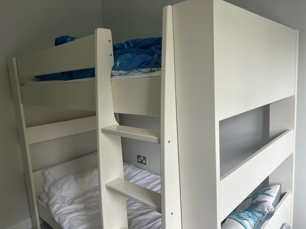 White bunk beds - Image 2