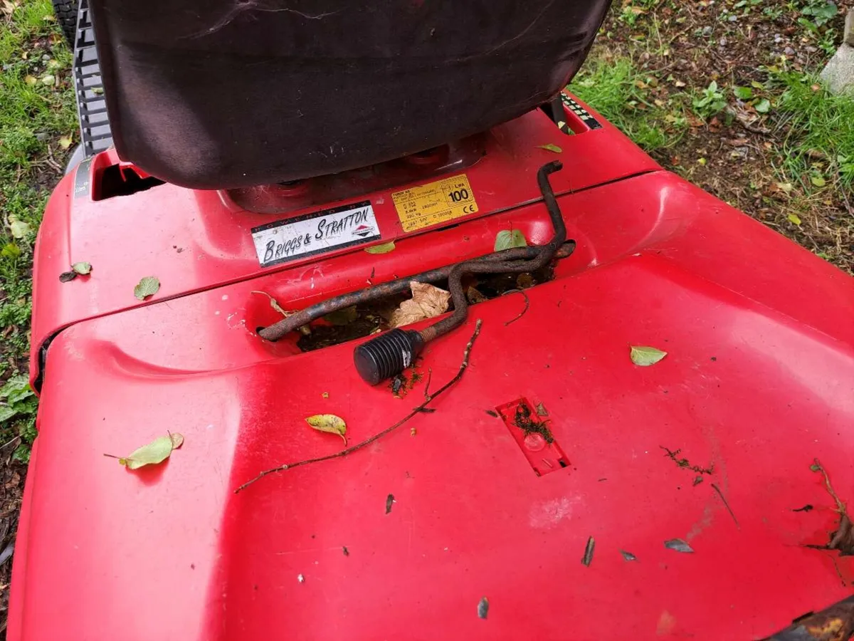 12.5 hp Briggs And Stratton ride on mower - Image 3