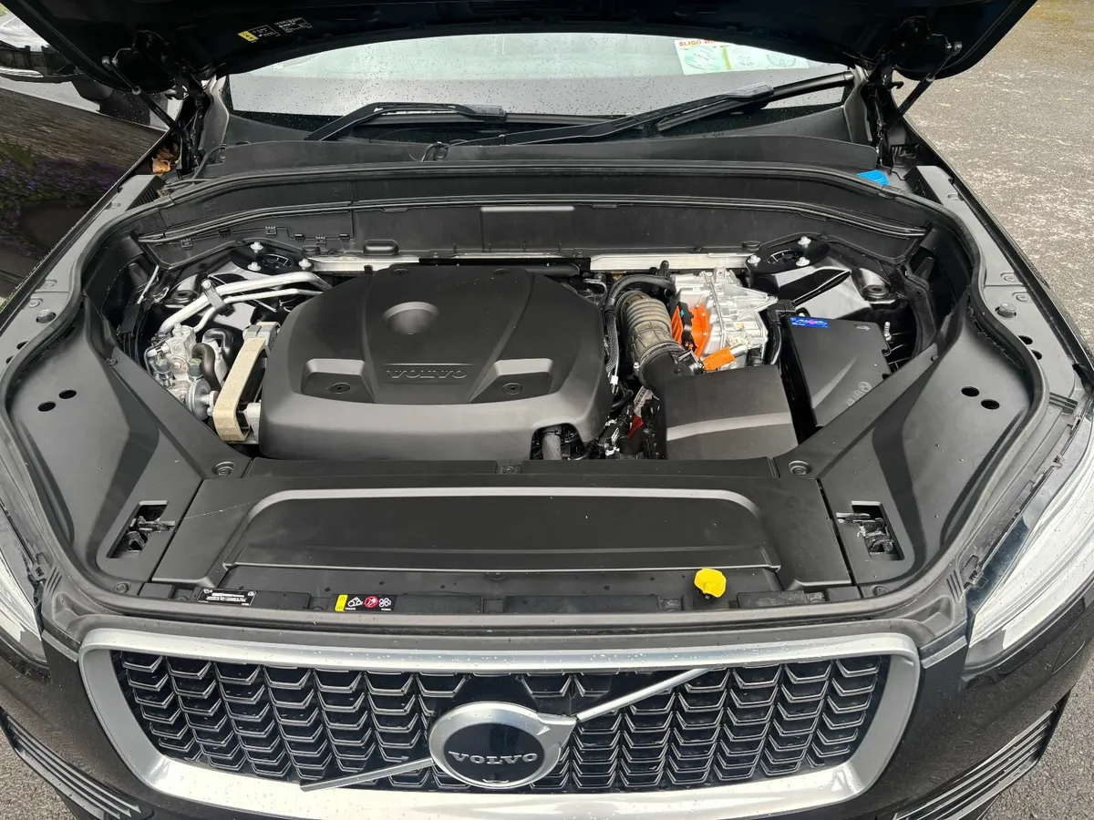 Volvo XC90 T8 R-Design Hybrid - Image 2