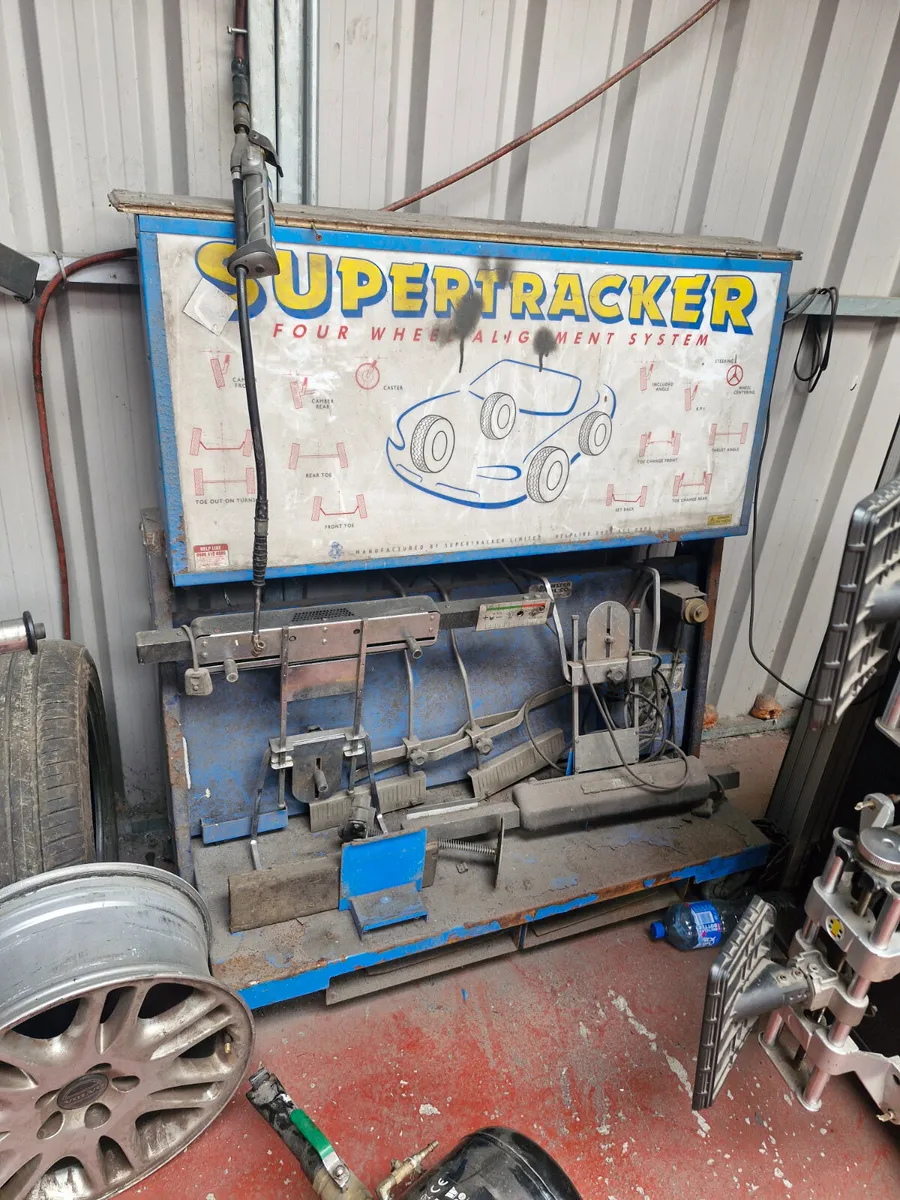 Garage equipment - Image 1