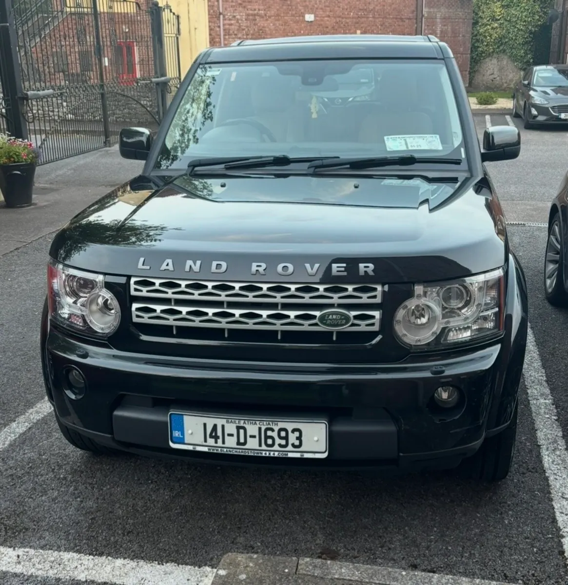 2014 Land Rover, 5-Seater Commercial - Image 1