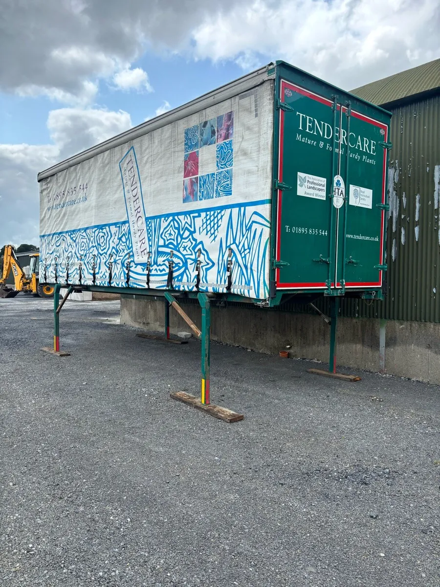 24 ft demountable curtainsider trailer & tail lift - Image 1