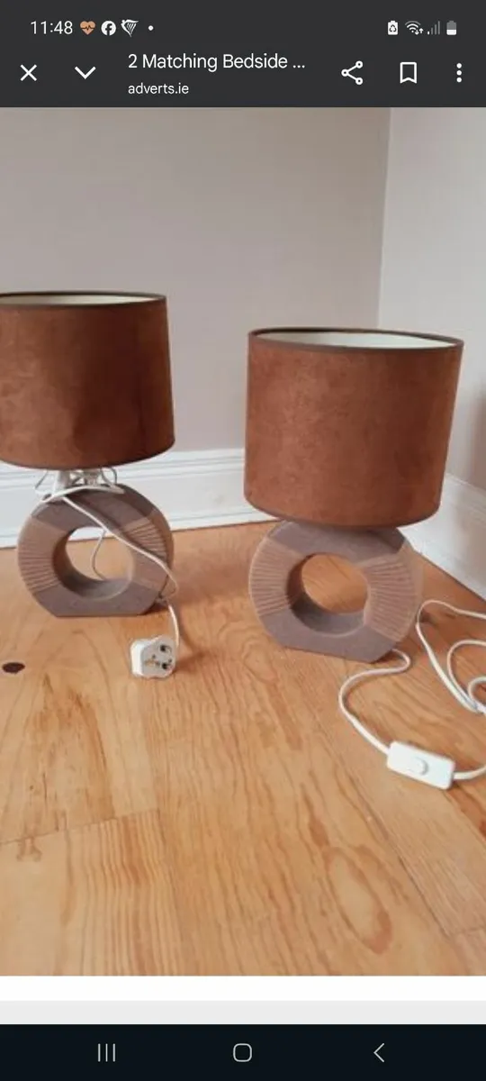2 bedside lamps