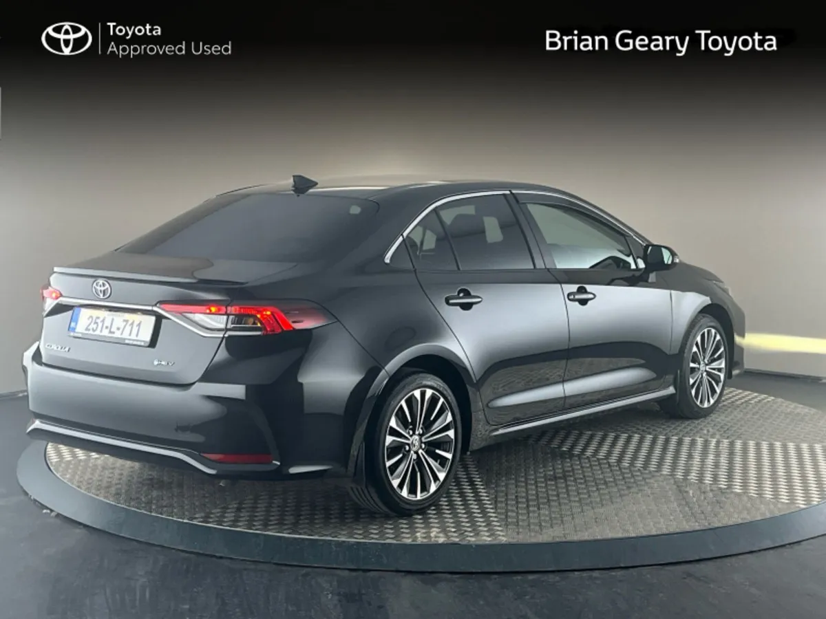 Toyota Corolla HYBRID LUNA SPORT SALOON - Image 2