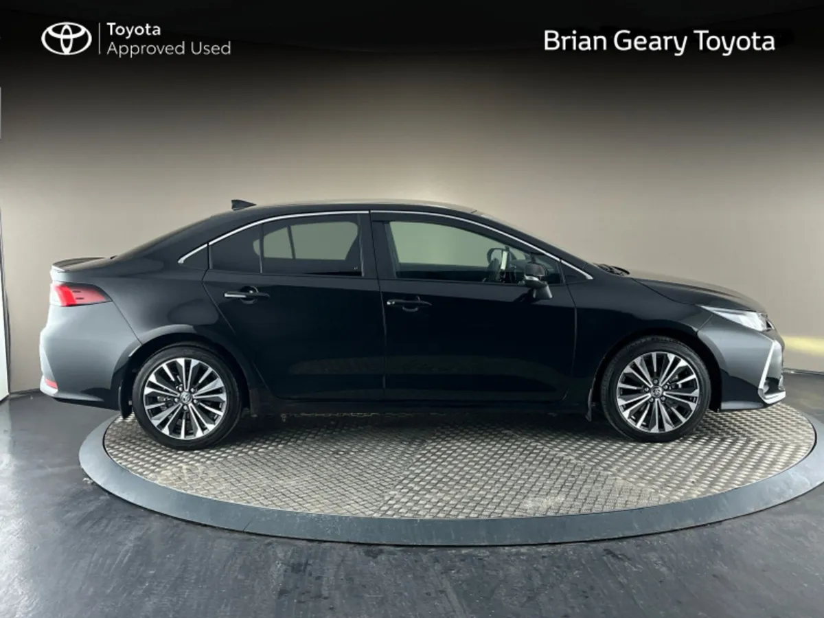 Toyota Corolla HYBRID LUNA SPORT SALOON - Image 3